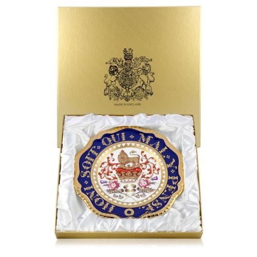 Special edition Honi Soit Qui Mal Y Pense English fine bone china plate with a design featuring a crown surmounted by the heraldic lion as a symbol of the English kingdom and the national flowers. The border of this plate has the moto Honi Soit Qui Mal Y