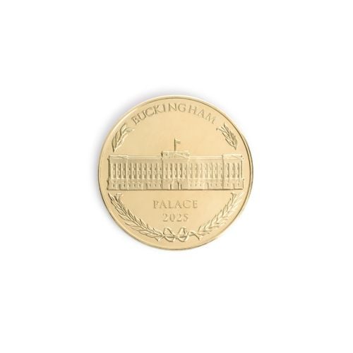 Buckingha Palace 2025 Coin featuring facade of Buckingham Palace with laurels bordering. 